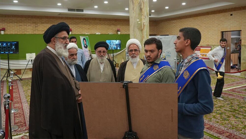 تصاویر| تقدیر از حجت‌الاسلام والمسلمین حسینی همدانی در مراسم سپاس از معلمان شبکه صالحین