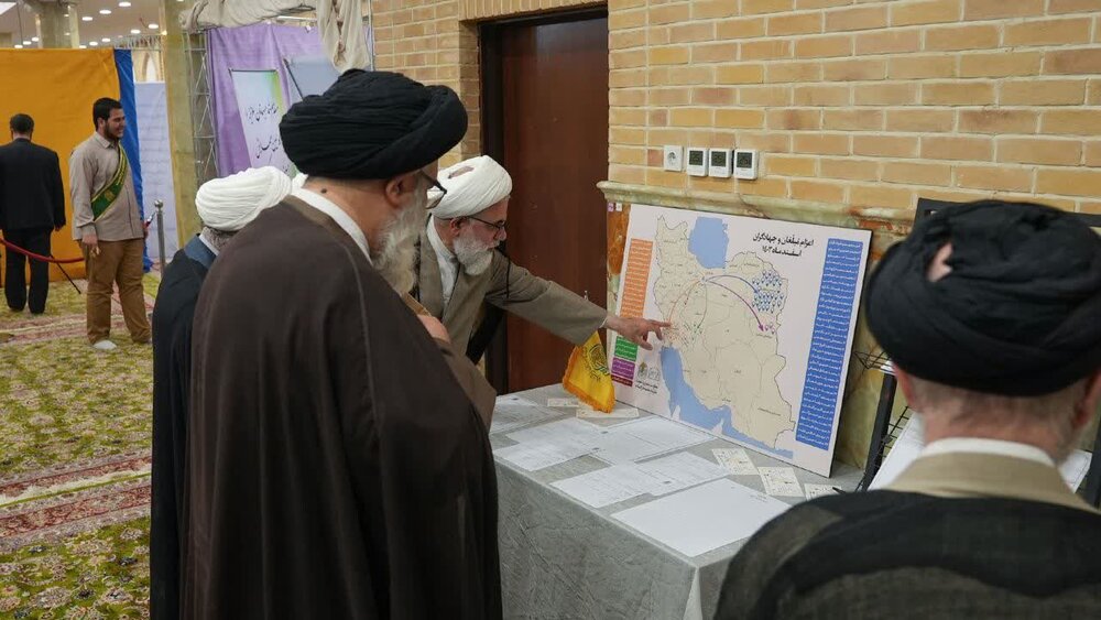 تصاویر| تقدیر از حجت‌الاسلام والمسلمین حسینی همدانی در مراسم سپاس از معلمان شبکه صالحین