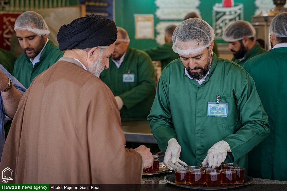 تصاویر / خادمی رزمندگان لشکر ۱۴ امام حسین (ع) اصفهان در چایخانه حرم حضرت رضا (ع)‎