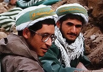 در گفتوگو با استاد حوزه علمیه قم بررسی شد؛ حوزه علمیه قم؛ از مأموریت دینداری مردم تا دفاع از میهن / در دفاع مقدس از هر ۱۰۰۰ طلبه ۴۰ نفر شهید شدند 4 حوزه علمیه قم؛ از مسئولیت دینداری مردم تا دفاع از میهن / در دفاع مقدس از هر ۱۰۰۰ طلبه ۴۰ نفر شهید شدند