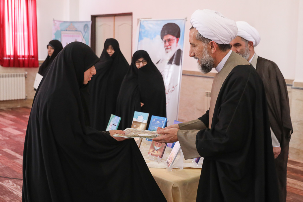 تصاویر / تجلیل از اساتید حوزه علمیه خواهران استان قزوین