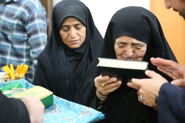 تصاویر/ تجلیل خادمین حرم رضوی از مادر شهید