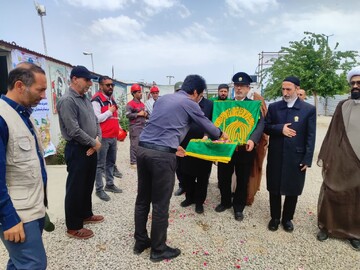 تصاویر/ حضور خادمان و پرچم متبرک حرم مطهر امام رضا(ع)در بین کارکنان طرح تقاطع غیر هم سطح امام رضا(ع)خرم آباد