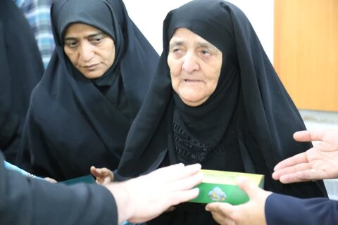 تصاویر/ تجلیل خادمین حرم رضوی از مادر شهید