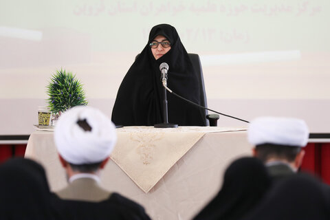 تصاویر / تجلیل از اساتید حوزه علمیه خواهران استان قزوین