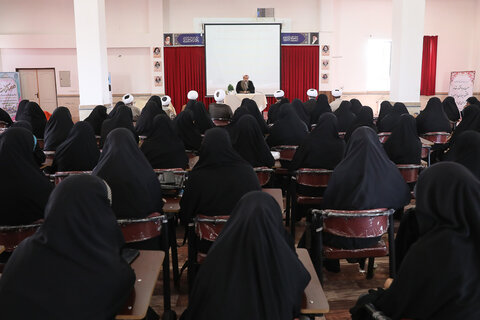 تصاویر / تجلیل از اساتید حوزه علمیه خواهران استان قزوین