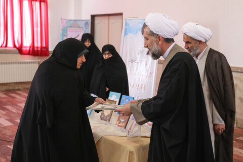 تصاویر / تجلیل از اساتید حوزه علمیه خواهران استان قزوین