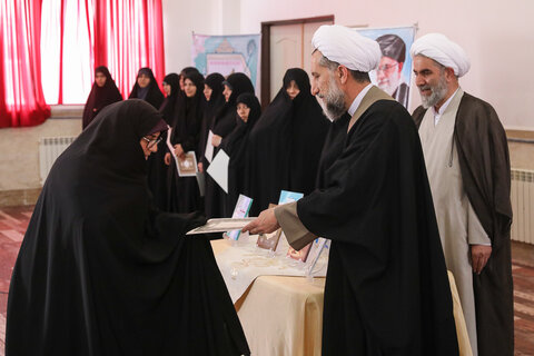 تصاویر / تجلیل از اساتید حوزه علمیه خواهران استان قزوین