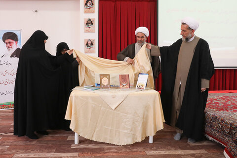 تصاویر / تجلیل از اساتید حوزه علمیه خواهران استان قزوین