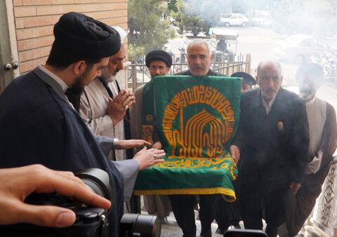 تصاویر/ آیین پرچم گردانی گنبد حرم امام رضا(ع)