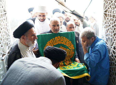 تصاویر/ آیین پرچم گردانی گنبد حرم امام رضا(ع)