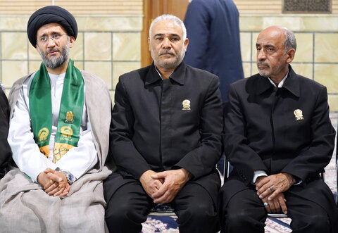 تصاویر/ آیین پرچم گردانی گنبد حرم امام رضا(ع)