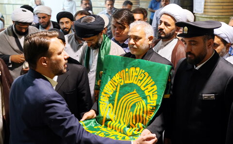 تصاویر/ آیین پرچم گردانی گنبد حرم امام رضا(ع)