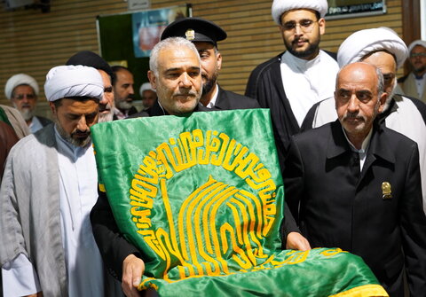 تصاویر/ آیین پرچم گردانی گنبد حرم امام رضا(ع)