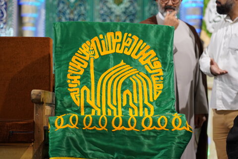 تصاویر/ آیین پرچم گردانی گنبد حرم امام رضا(ع)