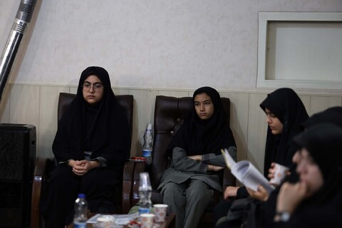 تصاویر /  دیدار جمعی از فرهنگیان و دانش‌آموزان دختر با امام جمعه همدان