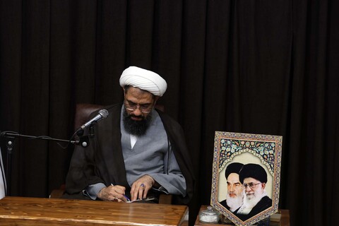 تصاویر /  دیدار جمعی از فرهنگیان و دانش‌آموزان دختر با امام جمعه همدان