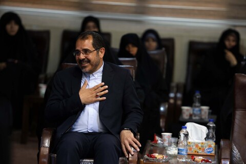 تصاویر /  دیدار جمعی از فرهنگیان و دانش‌آموزان دختر با امام جمعه همدان