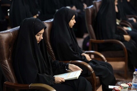 تصاویر /  دیدار جمعی از فرهنگیان و دانش‌آموزان دختر با امام جمعه همدان