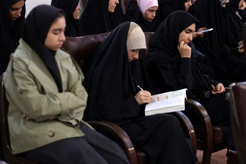 تصاویر /  دیدار جمعی از فرهنگیان و دانش‌آموزان دختر با امام جمعه همدان