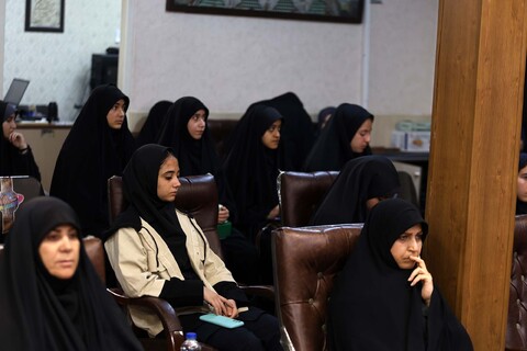 تصاویر /  دیدار جمعی از فرهنگیان و دانش‌آموزان دختر با امام جمعه همدان