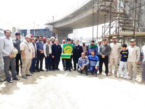 تصاویر حضور خادمان و پرچم متبرک حرم مطهر امام رضا(ع)در بین کارکنان طرح تقاطع غیر هم سطح امام رضا(ع)خرم آباد