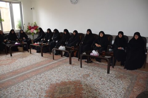 تصاویر/ دیدار مدیران و اساتید مدارس علمیه خواهران خوی با امام جمعه این شهرستان