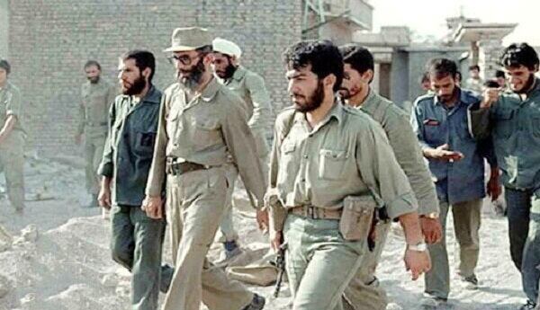 ابراز خوشحالی امام از لباس نظامی که آیت‌الله خامنه‌ای پوشید