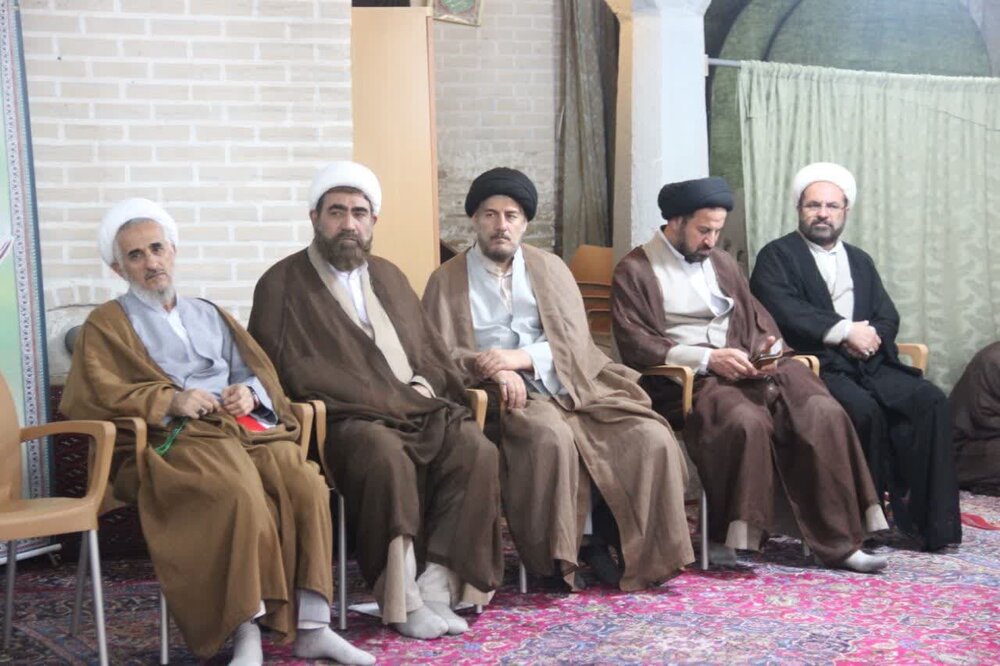  مقام و منزلت استاد در امر تعلیم وتربیت بسیار ارزشمند و کار آمد است