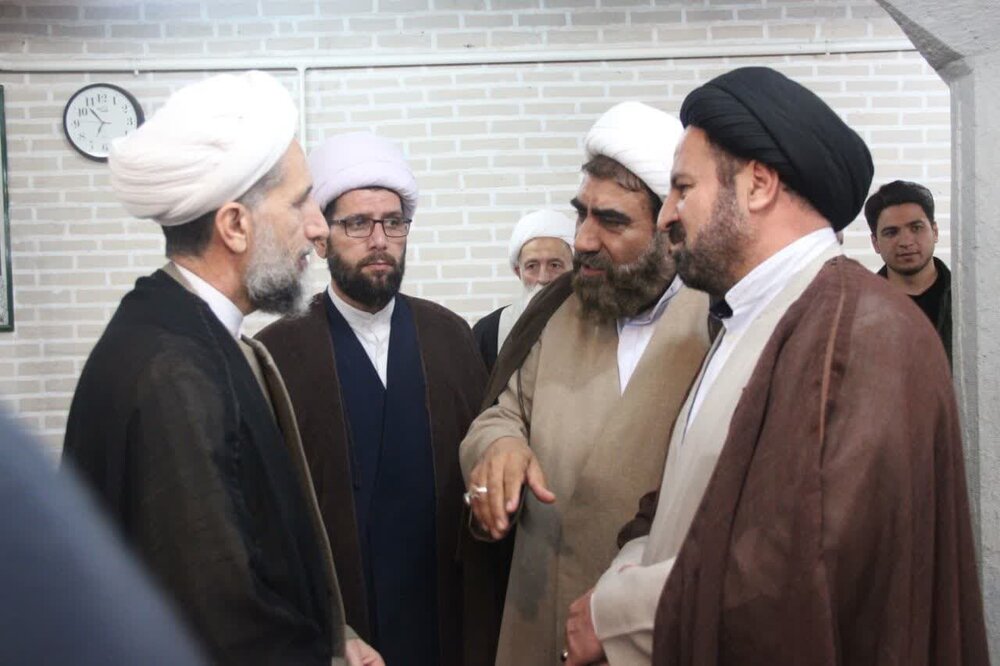  مقام و منزلت استاد در امر تعلیم وتربیت بسیار ارزشمند و کار آمد است