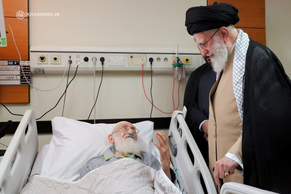 عیادت رهبر انقلاب از آیت‌الله العظمی نوری همدانی