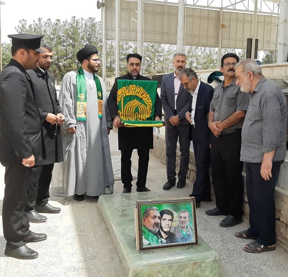 حضور کاروان زیر سایه خورشید بر مزار شهید متولی