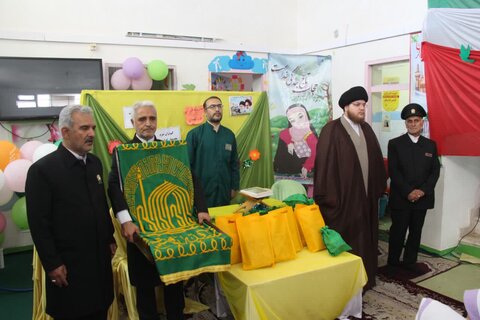 تصاویر/ خادمان رضوی در جمع دانش آموزان