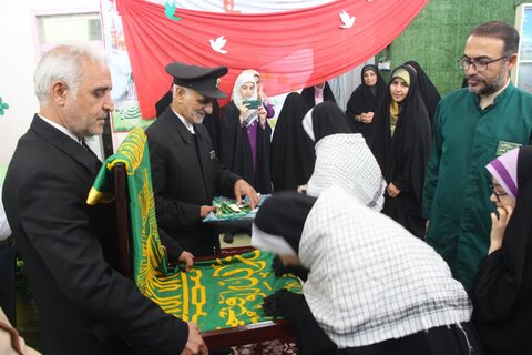 تصاویر/ خادمان رضوی در جمع دانش آموزان