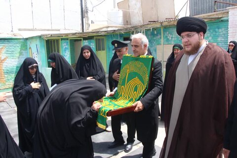 تصاویر/ خادمان رضوی در جمع دانش آموزان