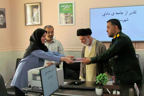 تصاویر/ تجلیل امام جمعه و فرمانده سپاه دیر از ماماها