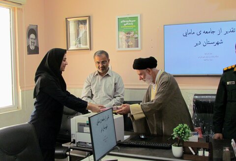 تصاویر/ تجلیل امام جمعه و فرمانده سپاه دیر از ماماها