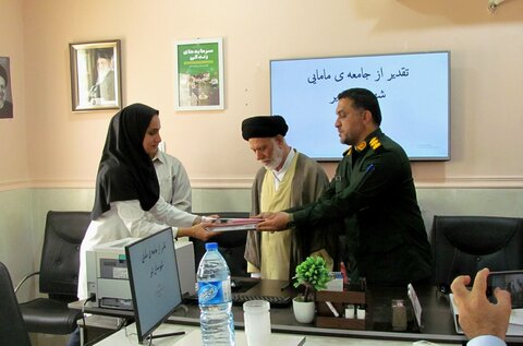 تصاویر/ تجلیل امام جمعه و فرمانده سپاه دیر از ماماها