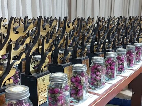 تصویر/ تجلیل از معلمان پیشکسوت قمصر همزمان با جشن دهه کرامت