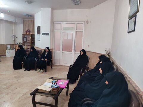 تصاویر/تقدیر از کادر و اساتید مدرسه علمیه کوثر زرندیه توسط مسئول دفتر نمايندگي ولي فقيه در سپاه زرنديه