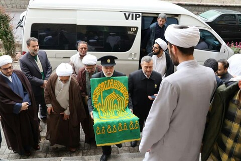 تصاویر/ حضور کاروان زیر ستیه خورشید در حوزه علمیه و دفتر امام جمعه مرند