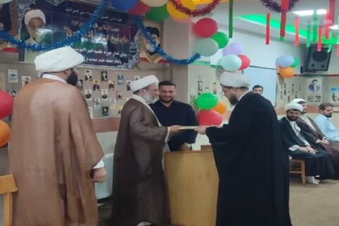 تصاویر/ تجلیل از اساتید حوزوی و طلاب ممتاز و جهادی در مدرسه علمیه امیرالمومنین(ع) صحنه
