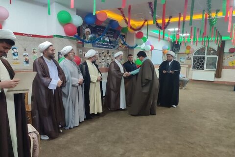 تصاویر/ تجلیل از اساتید حوزوی و طلاب ممتاز و جهادی در مدرسه علمیه امیرالمومنین(ع) صحنه