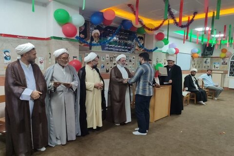 تصاویر/ تجلیل از اساتید حوزوی و طلاب ممتاز و جهادی در مدرسه علمیه امیرالمومنین(ع) صحنه