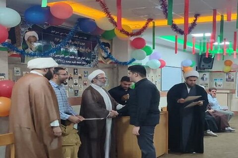 تصاویر/ تجلیل از اساتید حوزوی و طلاب ممتاز و جهادی در مدرسه علمیه امیرالمومنین(ع) صحنه