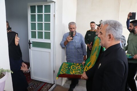 تصاویر/ دیدار خدام رضوی با مادر شهید رضا صبوحی در اهرم