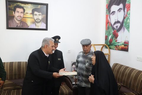 تصاویر/ دیدار خدام رضوی با مادر شهید رضا صبوحی در اهرم