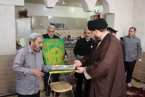 تصاویر/ دیدار خدام رضوی با کارگر مداح