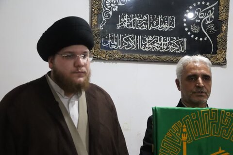 تصاویر/ دیدار خدام رضوی با کارگر مداح