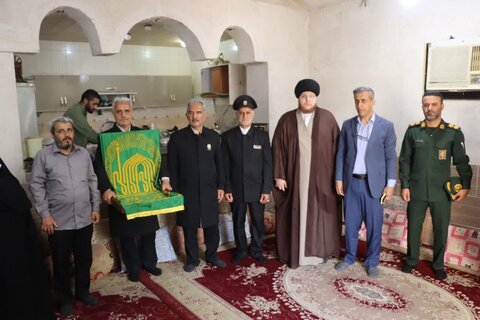 تصاویر/ دیدار خدام رضوی با کارگر مداح